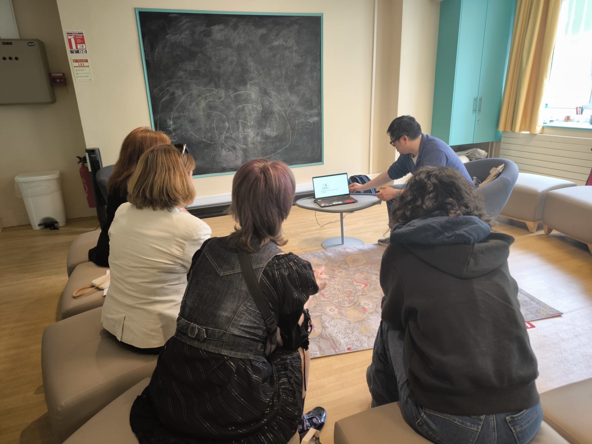 Atelier d'échange avec des professionnels autour d'un ordinateur
